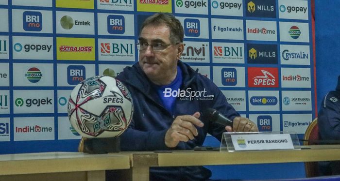 Pelatih Persib Bandung, Robert Rene Alberts, saat menghadiri sesi jumpa pers saat menghadiri jumpa pers di Stadion Wibawa Mukti, Cikarang, Jawa Barat, 24 Juli 2022.
