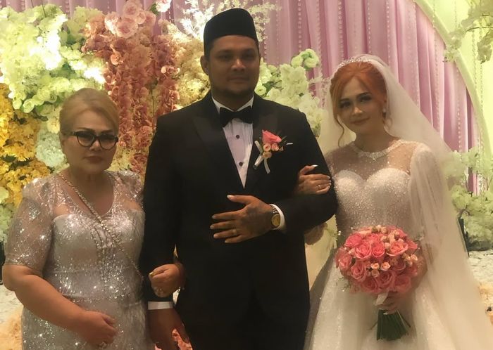 Eva Manurung di pernikahan Virgoun dan Lindi Fitriyana.