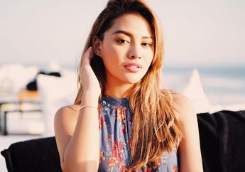 Tiru Gaya Feminin Aurel Hermansyah dengan Rekomendasi Dress Motif Floral Terjangkau