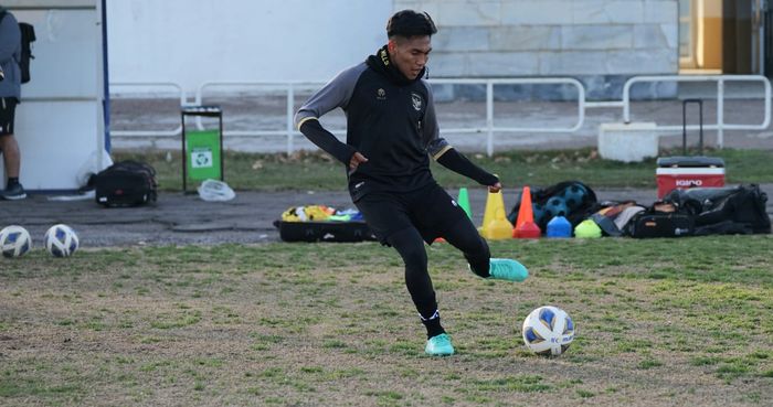 Pemain timnas U-20 Indonesia, Frengky Missa saat menjalani latihan di Uzbekistan dengan cuaca dingin yang mencapai 2 deraja celcius jelang menghadapi Piala Asia U-20 2023.