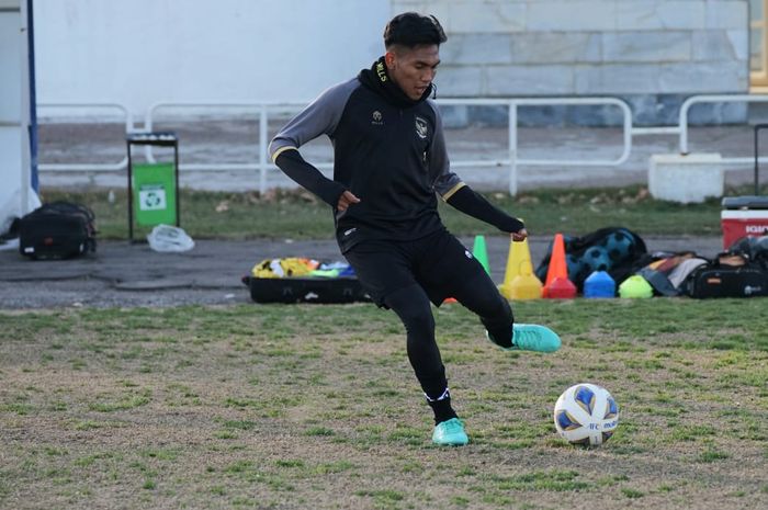 Pemain timnas U-20 Indonesia, Frengky Missa saat menjalani latihan di Uzbekistan dengan cuaca dingin yang mencapai 2 deraja celcius jelang menghadapi Piala Asia U-20 2023.