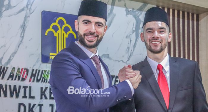 Jordi Amat (kiri) dan Sandy Walsh (kanan) sedang berfoto bersama di Kantor Wilayah Kemenkumham, Cawang, Jakarta, 17 November 2022.