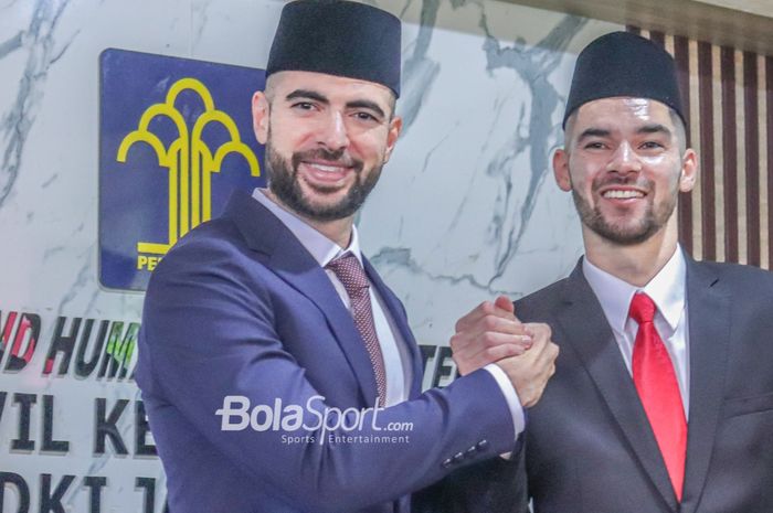 Jordi Amat (kiri) dan Sandy Walsh (kanan) sedang berfoto bersama di Kantor Wilayah Kemenkumham, Cawang, Jakarta, 17 November 2022.