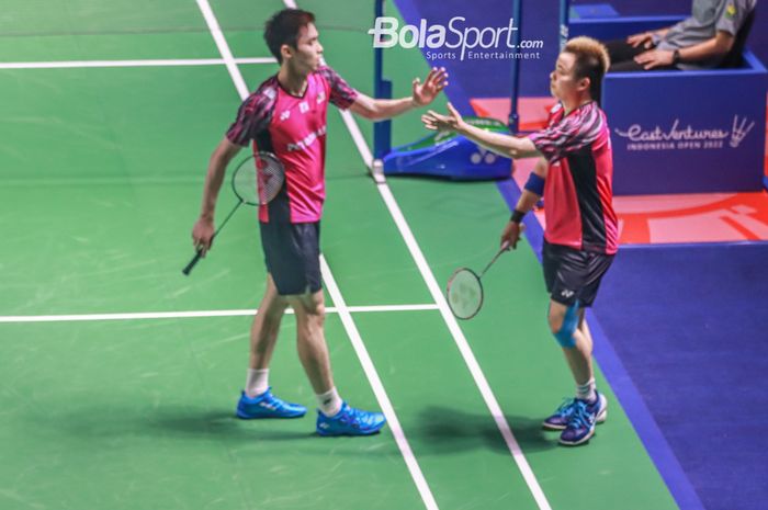 Pasangan ganda putra Malaysia, Aaron Chia dan Soh Wooi Yik, melakukan tos di saat bertanding pada perempat final Indonesia Open 2022 di Istora Gelora Bung Karno, Senayan, Jakarta, 17 Juni 2022.