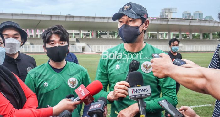 Pelatih timnas Indonesia, Shin Tae-yong (kanan), dan penerjemahnya, Jeong Seok-seo alias Jeje (kiri), sedang memberikan keterangan kepada awak media di Stadion Madya, Senayan, Jakarta, 2 Maret 2022.