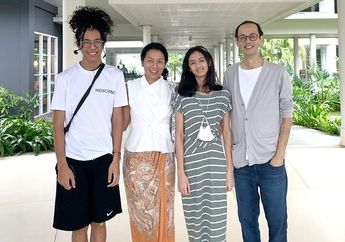 Tangis Keluarga Pecah Bersamaan dengan Upacara Tutup Peti Jenazah Reza Gunawan