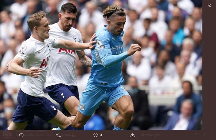 Aksi Jack Grealish (kanan) dalam laga debut Liga Inggris untuk Manchester City di Tottenham Hotspur Stadium, 15 Agustus 2021.