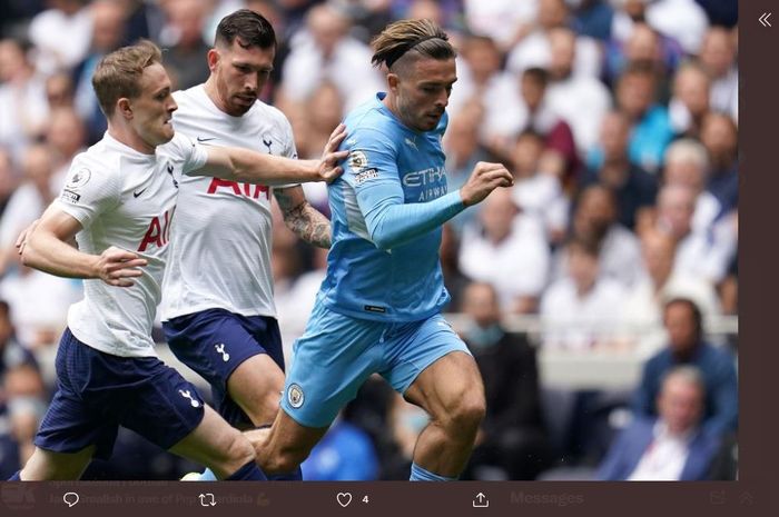 Aksi Jack Grealish (kanan) dalam laga debut Liga Inggris untuk Manchester City di Tottenham Hotspur Stadium, 15 Agustus 2021.