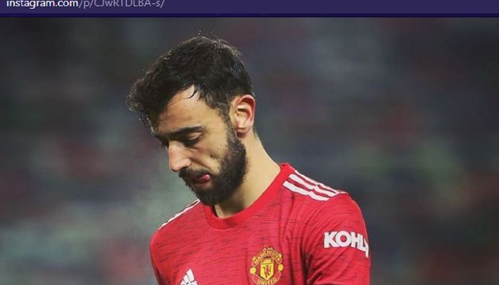 Gelandang Manchester United, Bruno Fernandes, tertunduk lesu usai timnya kalah 0-2 dari Manchester City pada semifinal Piala Liga Inggris 2020-2021 di Stadion Old Trafford, Rabu (6/1/2021) waktu setempat atau Kamis pukul 02.45 WIB.