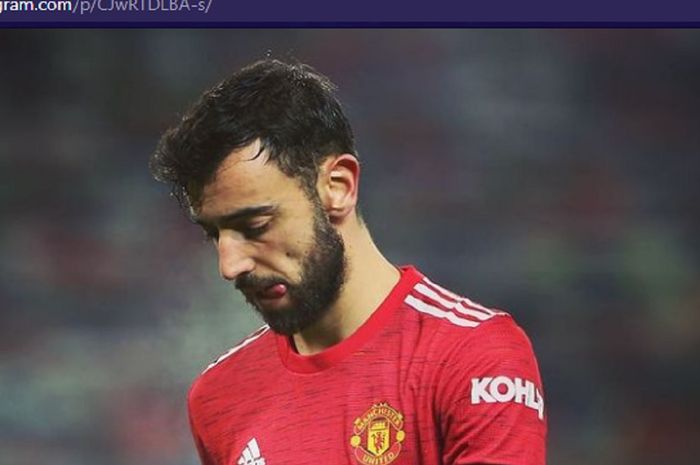 Gelandang Manchester United, Bruno Fernandes, tertunduk lesu usai timnya kalah 0-2 dari Manchester City pada semifinal Piala Liga Inggris 2020-2021 di Stadion Old Trafford, Rabu (6/1/2021) waktu setempat atau Kamis pukul 02.45 WIB.