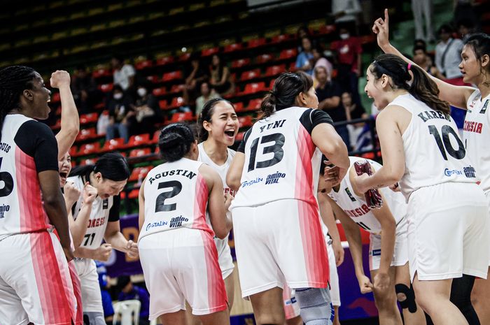 Timnas bola basket putri Indonesia merayakan kemenangan atas Thailand sekaligus memastikan tiket ke final FIBA Women's Asia Cup 2023 Division B pada laga yang digelar Jumat (18/8/2023).