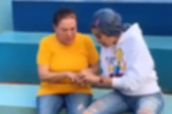 Nikita Mirzani berikan cincin berlian kepada Mpok Atiek