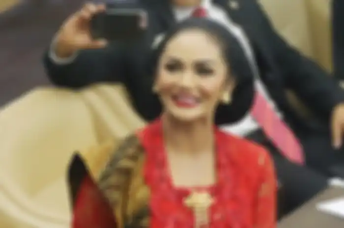 Anggota DPR terpilih dari Partai Demokrasi Indonesia Perjuangan (PDIP) Krisdayanti atau yang akrab disapa KD saat menghadiri pelantikan anggota DPR di Kompleks Parlemen, Senayan, Jakarta Pusat, Selasa (1/10/2019). Krisdayanti tampil cantik dan anggun dalam balutan kebaya merah yang merupakan rancang