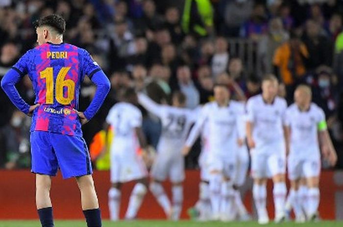 Reaksi gelandang Barcelona, Pedri, saat pemain Eintracht Frankfurt merayakan gol dalam duel Liga Europa di Camp Nou, Barcelona (14/4/2022).