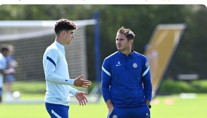 Pelatih Chelsea, Frank Lampard, berbicara dengan Kai Havertz.