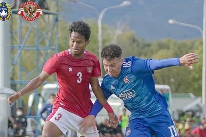 Pemain Timnas U-19 Indonesia, Bagas Kaffa berduel dengan salah satu pilar Dinamo Zagreb, 28 September 2020