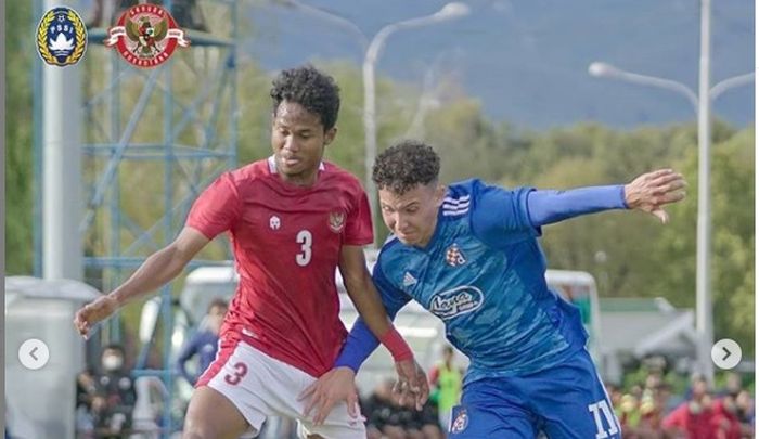 Pemain Timnas U-19 Indonesia, Bagas Kaffa berduel dengan salah satu pilar Dinamo Zagreb, 28 September 2020