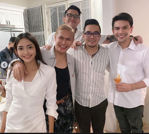 Sohildagi qora tanli odam katta