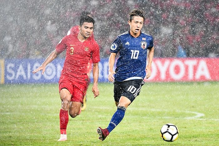 Pemain timnas U-19 Jepang Hiroki Abe dijaga ketat pemain timnas U-19 Indonesia, Asnawi Mangkualam Bahar, pada laga perempat final Piala Asia U-19 2018 di Stadion Utama Gelora Bung Karno, Jakarta, Minggu (28/10/2018).