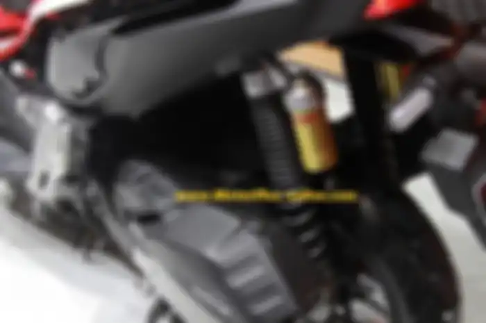 Double sokbreker belakang merek Showa dibenamkan di Honda ADV 150.