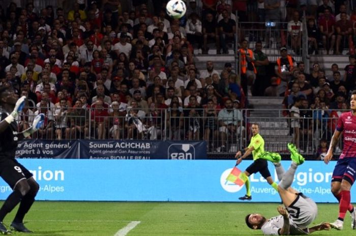 Gol salto Lionel Messi ke gawang Clermont dalam laga Liga Prancis.