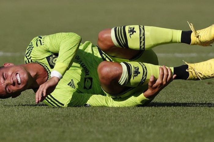 Cristiano Ronaldo dilanggar dalam laga Brentford vs Manchester United pada matchday kedua Liga Inggris 2022-2023.