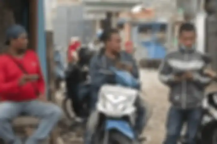 Ilsutrasi debt collector sedang memantau motor kredit bermasalah, polisi bagikan cara menghadapi kawanan debt collector.