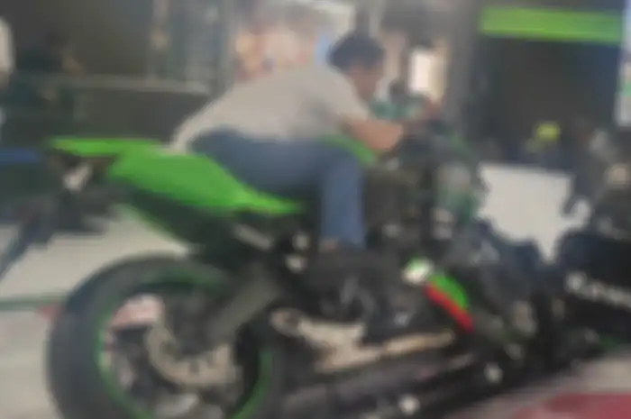 Di booth Kawasaki disediakan simulator Ninja ZX-25R, dijamin anti jatuh buat yang suka miring-miring.