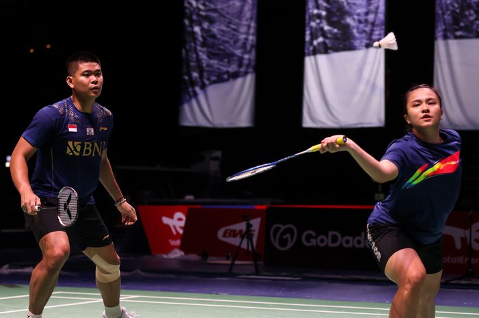 Pasangan ganda campuran Indonesia, Praveen Jordan/Melati Daeva Oktavianti, saat menjalani latihan di Energiaa Arena yang menjadi venue Sudirman Cup 2021 di Vantaa, Finlandia.