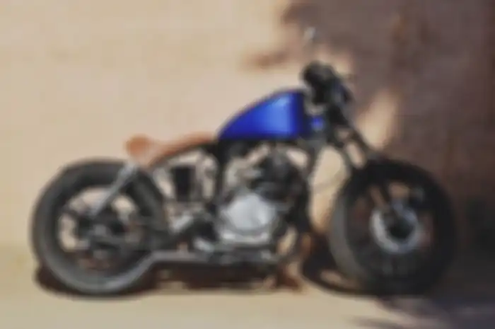 Bajaj Pulsar 180 &ldquo;The Phantom&rdquo; custom bobber dari J&amp;D Custom