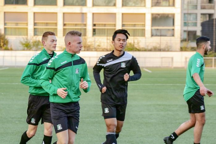Pemain muda Indonesia, Yussa Nugraha (jersey hitam), saat menjalani latihan dengan SVV Scheveningen.