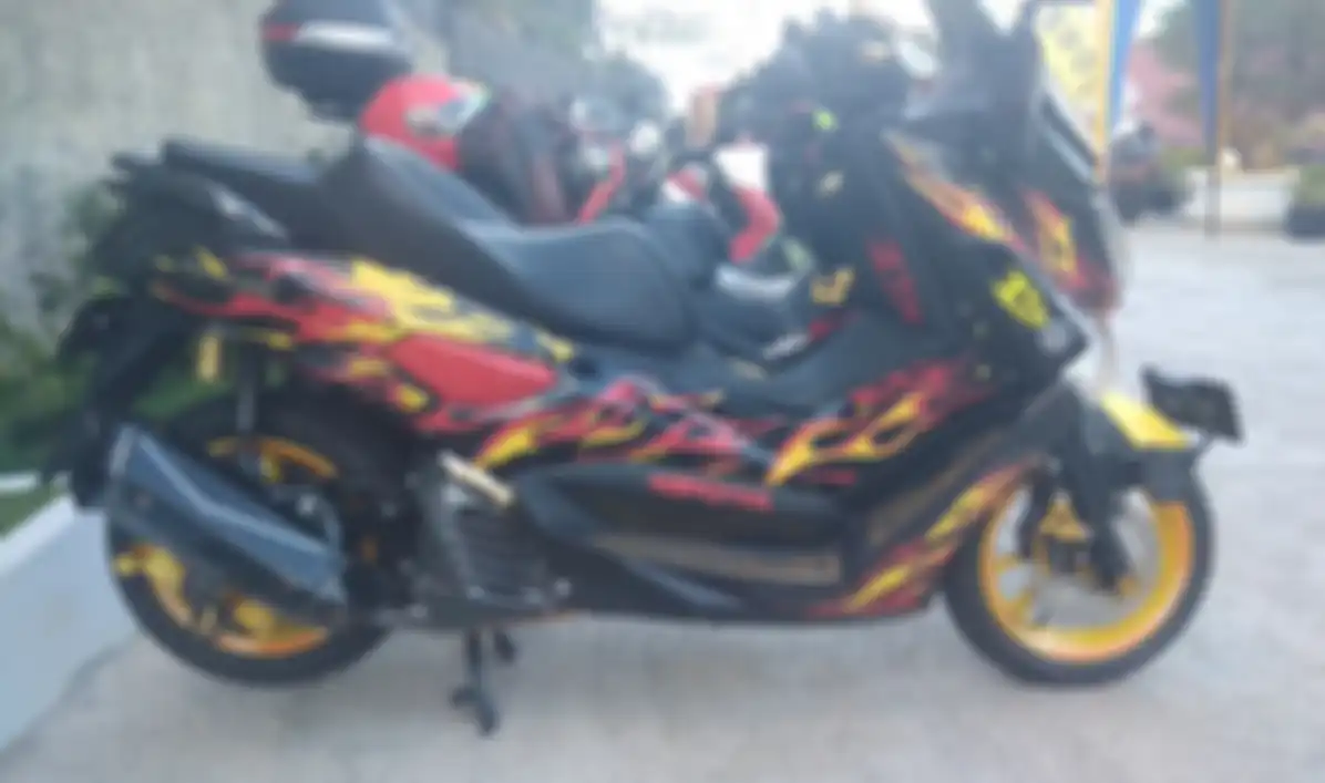 Yamaha Nmax dengan decal bermotif api