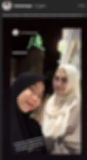 Penampilan Luna Maya saat umroh
