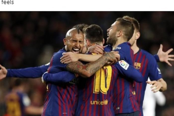 Para pemain Barcelona merayakan gol yang dicetak oleh Lionel Messi (tengah).