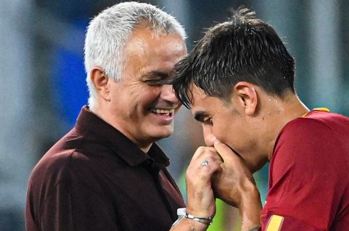 Jose Mourinho bersama Paulo Dybala dalam duel Liga Italia antara AS Roma vs Monza di Olimpico (30/8/2022).