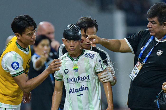 Pemain Persib Bandung, Arsan Makarin yang mengalami cedera di kepala saat menghadapi PSIS Semarang.