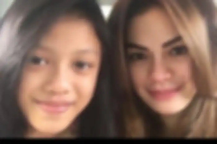 Loly saat berfoto dengan sang bunda, Nikita Mirzani