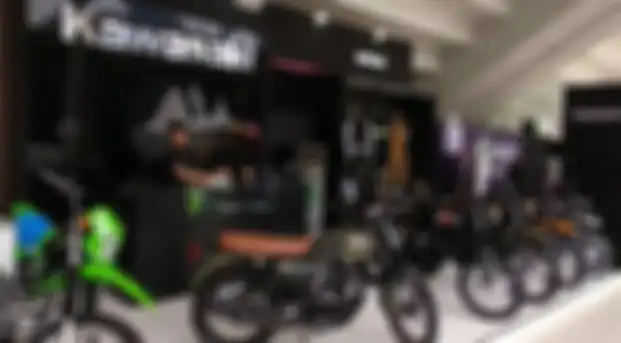 Booth Kawasaki juga jualan apparel resmi, buat konsumen atau pun fanatik Kasawaki yang mau tampil beda.