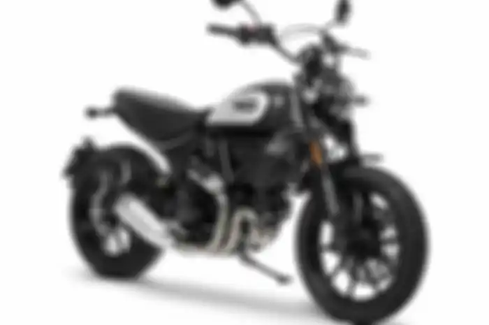 Ducati Icon Dark 2020, tampil serba hitam dengan sedikit aksen silver, semakin mempertegas karakter motor.
