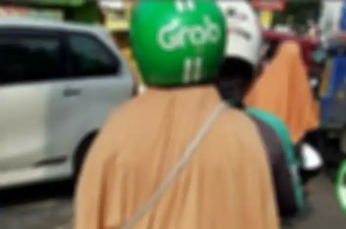 Ilustrasi driver ojol mengantarkan penumpang.