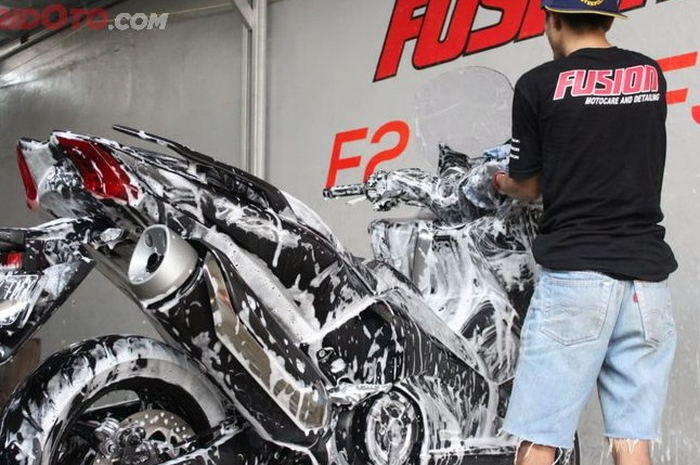 Cuci motor sambil nunggu waktunya berbuka, bikers wajib hindari tiga jenis cairan sabun ini. 
