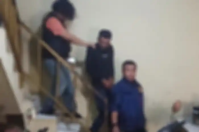Polisi menangkap debt collector usai dilakukan penggerebekan di Koja, Jakarta Utara.