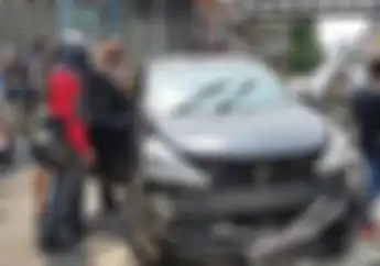 Mencekam! Video Detik-detik Grand Livina Hancur Dirusak Massa, Kabur Usai Tabrak Pemotor di Harmoni