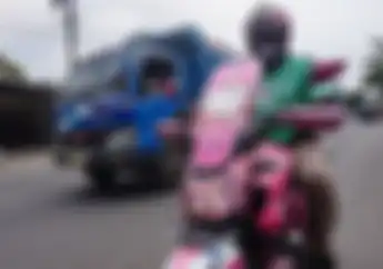 Driver Ojol Naik Motor Hello Kity Jadi Pusat Perhatian, Ternyata Ada Club Motor Penggemar Hello Kity