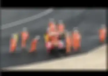 Cuma Valentino Rossi yang Berhenti Langsung Dikerubuti Flag Marshal, Lihat Videonya