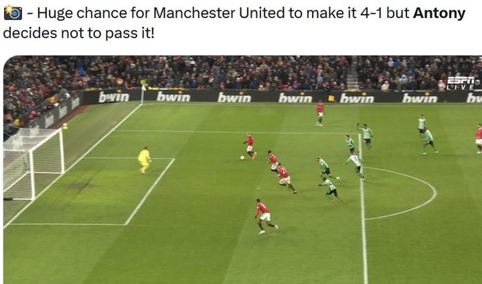 Momen saat Antony tidak mengoper bola ke pemain Man United dalam laga LIga Europa.