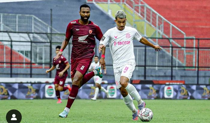 Pemain Persikabo 1973, Gustavo Henrique Tocantinus saat berusaha menendang bola dalam laga melawan PSM Makassar di Piala Presiden 2022, di Stadion Kanjuruhan, Kabupaten Malang, Rabu (15/6/2022).