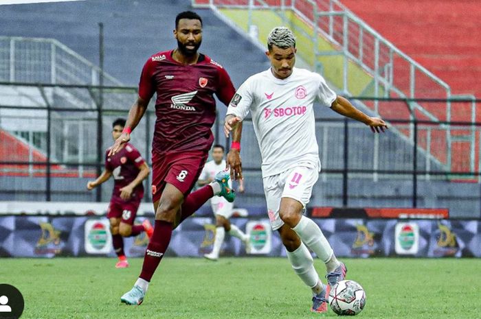 Pemain Persikabo 1973, Gustavo Henrique Tocantinus saat berusaha menendang bola dalam laga melawan PSM Makassar di Piala Presiden 2022, di Stadion Kanjuruhan, Kabupaten Malang, Rabu (15/6/2022).