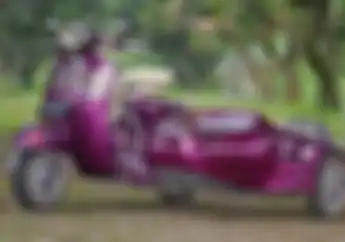 Bikin Melongo Nih Vespa, Ternyata Ditempelin Bulu Ayam 12 Ekor 
