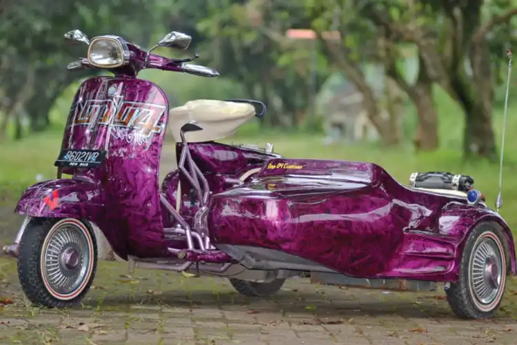 Bikin Melongo Nih Vespa, Ternyata Ditempelin Bulu Ayam 12 Ekor 